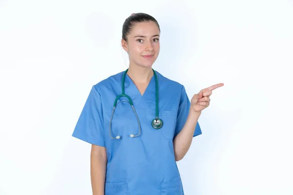 Eine Kaukasische Ärztin Uniform Mit Stethoskop Zeigt Seitlich Auf Eine — Stockfoto
