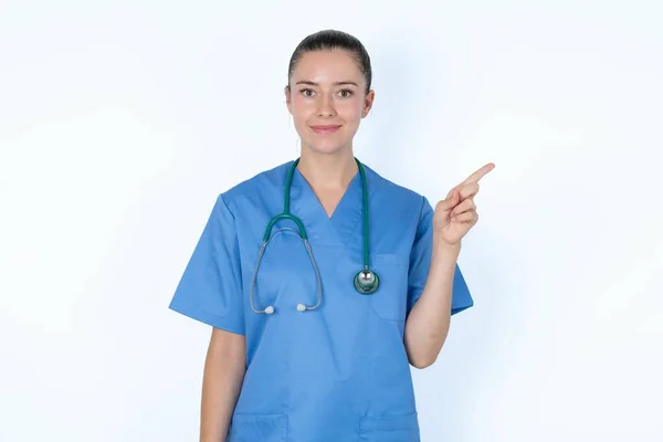 Positive Kaukasische Ärztin Uniform Mit Stethoskop Mit Zufriedenem Gesichtsausdruck Zeigt — Stockfoto