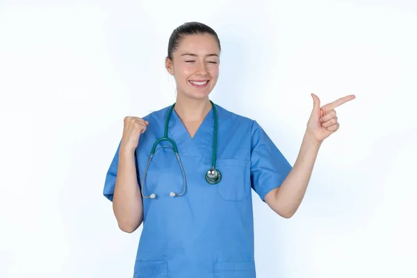 Wesoły Kaukaski Kobieta Lekarz Mundurze Stetoskopem Pokazujący Przestrzeń Ksero Reklama — Zdjęcie stockowe