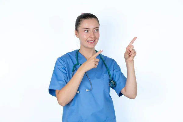 Donna Caucasica Medico Uniforme Con Stetoscopio Sorriso Eccitato Dirigere Dita — Foto Stock
