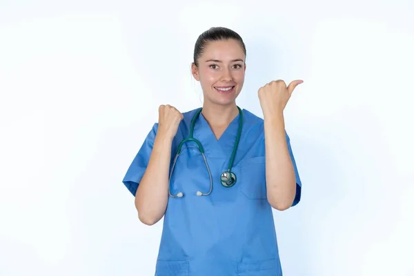 Hura Kaukaska Kobieta Lekarz Mundurze Stetoskop Punkt Powrotem Pusty Przestrzeń — Zdjęcie stockowe