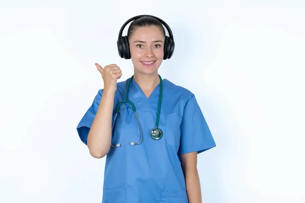 Kaukasische Ärztin Uniform Mit Stethoskop Hört Audiospur Über Drahtlose Kopfhörer — Stockfoto
