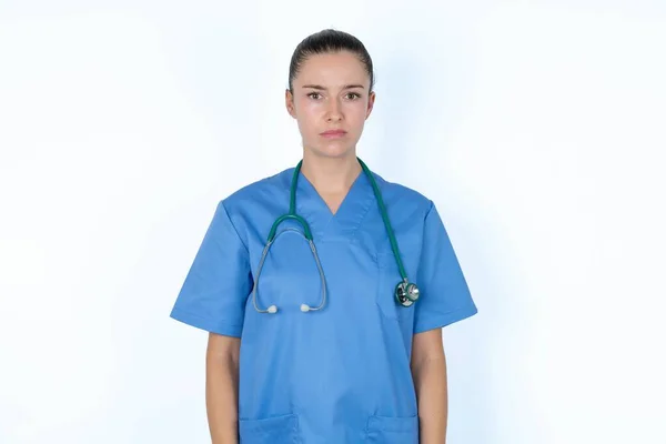 不快な白人女性医師は 顔を凍らせたストレスコープを着た制服を着たが 不幸なことに問題があると感じている ネガティブな感情と感情の概念 — ストック写真