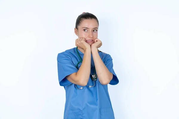 Skrämd Kaukasisk Kvinnlig Läkare Uniform Med Stetoskop — Stockfoto