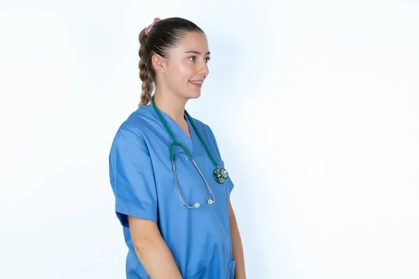 Profil Portretu Kobiety Rasy Kaukaskiej Lekarza Mundurze Stetoskopem — Zdjęcie stockowe