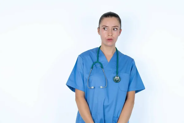 Kaukasisk Kvinna Läkare Uniform Med Stetoskop Ser Tomt Utrymme Med — Stockfoto