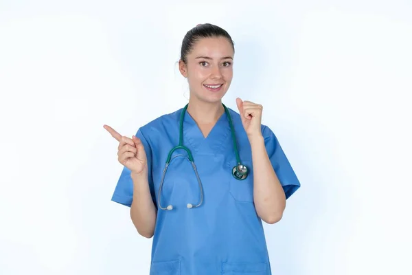Biały Kobieta Lekarz Mundurze Stetoskop Punkty Pusty Przestrzeń Trzymając Pięść — Zdjęcie stockowe