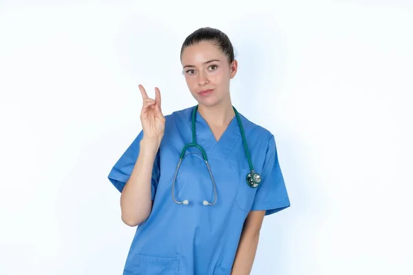Medico Donna Caucasica Uniforme Con Stetoscopio Gesto Pace Mantiene Labbra — Foto Stock