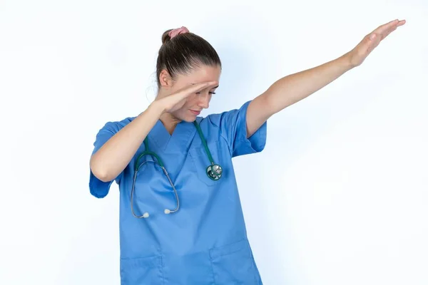 Photo Caucasian Woman Doctor Uniform Stethoscope Show Disco Move Dab — Stock Photo, Image