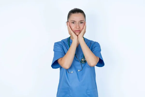 Médico Mulher Caucasiano Perturbado Uniforme Com Estetoscópio Tocando Rosto Com — Fotografia de Stock