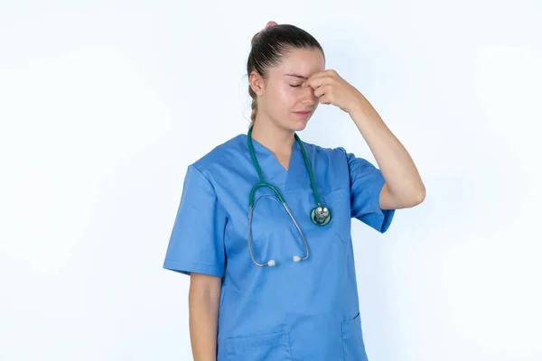 Traurige Kaukasische Ärztin Uniform Mit Stethoskop Die Unter Kopfschmerzen Leidet — Stockfoto