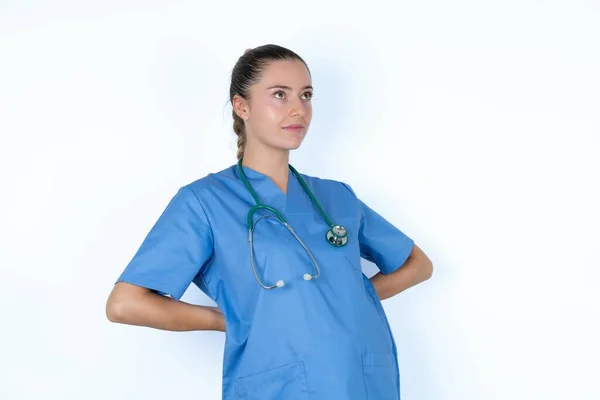 Donna Caucasica Medico Uniforme Con Stetoscopio Ottenuto Mal Schiena — Foto Stock