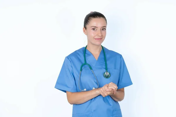 Foto Glad Kaukasiska Kvinna Läkare Uniform Med Stetoskop Armar Tillsammans — Stockfoto