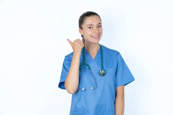 Imponerad Kaukasisk Kvinna Läkare Uniform Med Stetoskop Peka Tillbaka Tomt — Stockfoto