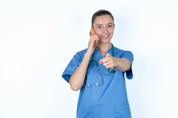 Biała Kobieta Lekarz Mundurze Stetoskopem Wskazuje Bezpośrednio Przed Kamerą Rozmowy — Zdjęcie stockowe