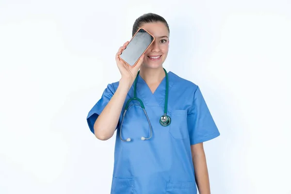 Blanke Vrouw Arts Uniform Met Stethoscoop Met Moderne Smartphone Met — Stockfoto