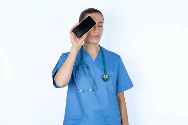 Kaukasisk Kvinna Läkare Uniform Med Stetoskop Hålla Modern Anordning Som — Stockfoto
