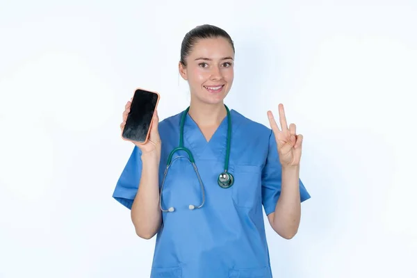 Medico Donna Caucasica Uniforme Con Stetoscopio Con Dispositivo Moderno Mostrando — Foto Stock