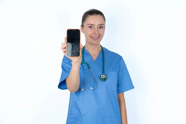 Charmig Kaukasisk Kvinna Läkare Uniform Med Stetoskop Hålla Modern Enhet — Stockfoto