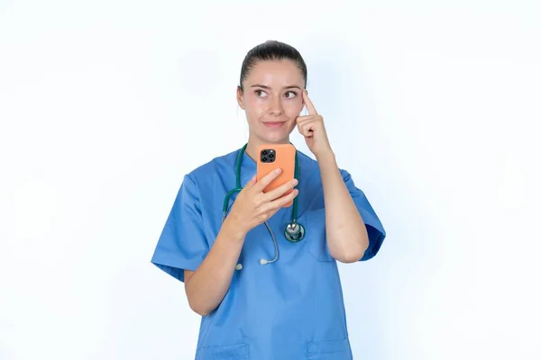 Blanke Vrouw Arts Uniform Met Stethoscoop Holding Gadget — Stockfoto