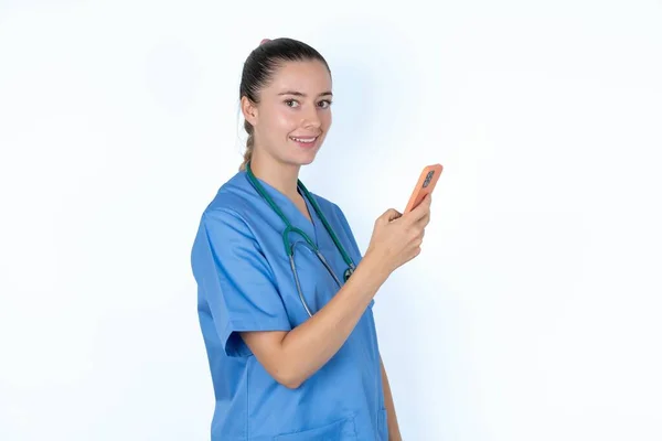 Retrovisore Foto Ritratto Donna Caucasica Medico Uniforme Con Stetoscopio Utilizzando — Foto Stock