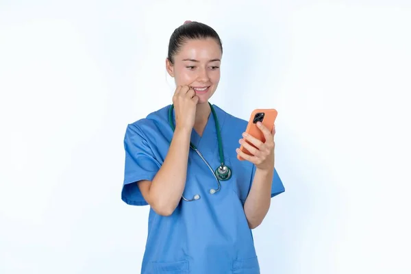Portrét Bělošky Lékař Uniformě Stetoskopem Chatování Kousání Nehty Přečtení Nějaké — Stock fotografie