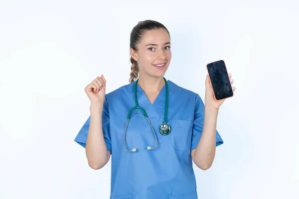 Foto Kaukasisk Kvinna Läkare Uniform Med Stetoskop Demonstrera Telefon Skärm — Stockfoto