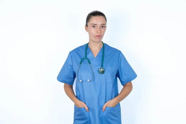 ステスコープと制服の白人女性医師の肖像画 — ストック写真