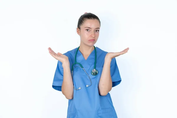 Porträtt Kaukasiska Kvinna Läkare Uniform Med Stetoskop Gester Vit Bakgrund — Stockfoto