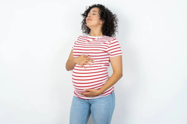 妊娠中の女性はおなかに触れ優しく笑顔食べ満足の概念 — ストック写真