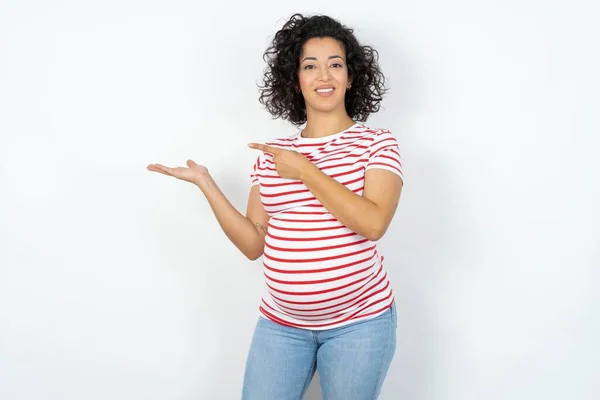 积极的孕妇推广点食指版权空间手牵手演示提供广告宣传 — 图库照片