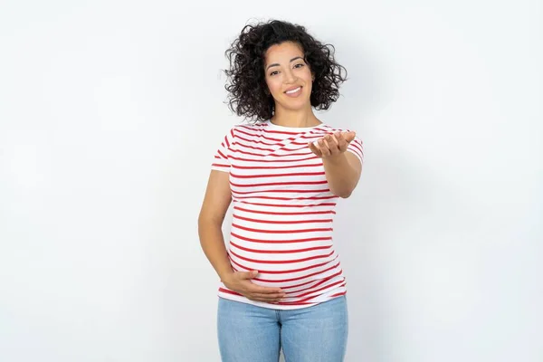 Těhotná Žena Usměvavá Veselá Nabídka Dlaně Ruka Dává Pomoc Přijetí — Stock fotografie