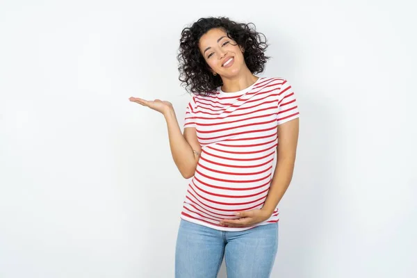 Zwangere Vrouw Glimlachend Vrolijk Presenteren Wijzen Met Palm Van Hand — Stockfoto