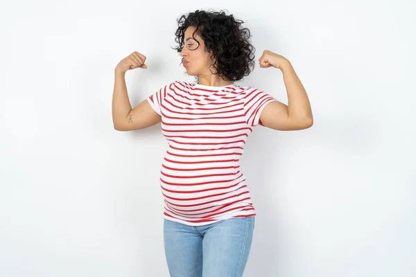 Gravid Kvinna Visar Armar Muskler Ler Stolt Begreppet Ändamålsenlighet — Stockfoto