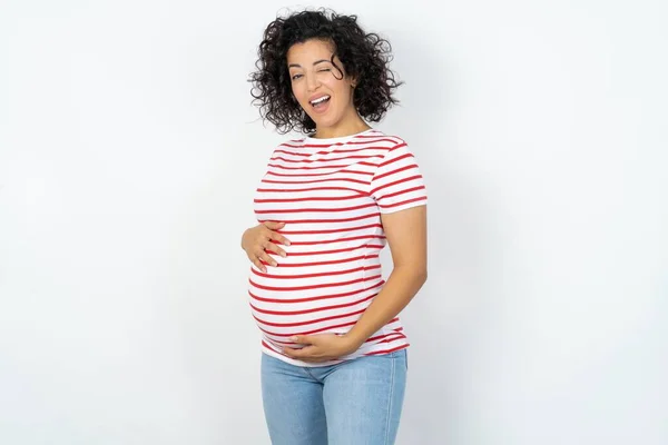 Ciąży Kobieta Mruga Patrząc Aparat Seksowną Ekspresją Wesoły Szczęśliwy Twarz — Zdjęcie stockowe