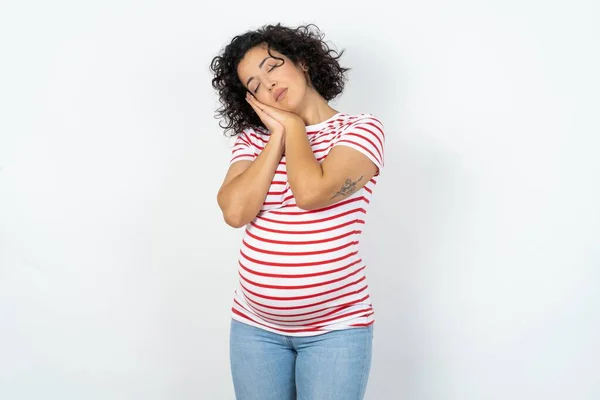 Těhotná Žena Spí Unavený Snění Pózování Rukama Dohromady Při Úsměvu — Stock fotografie