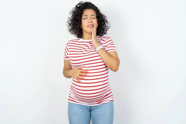 Gravid Kvinna Röra Munnen Med Handen Med Smärtsamt Uttryck Grund — Stockfoto