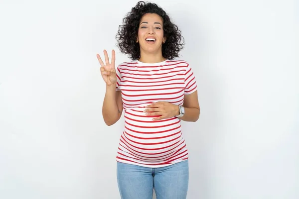 Mulher Grávida Mostrando Apontando Para Cima Com Dedos Número Três — Fotografia de Stock
