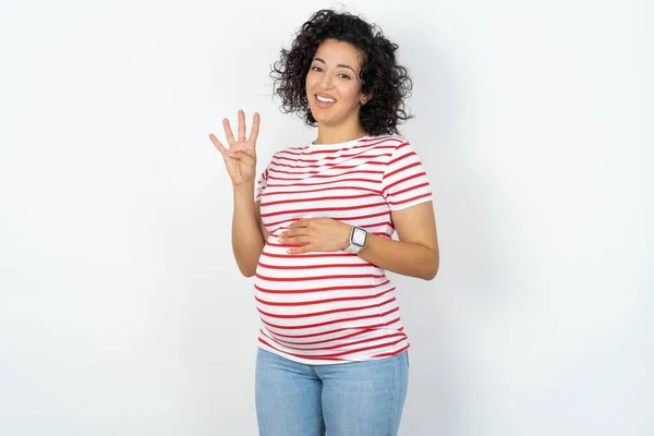 Беременная Женщина Показывает Показывает Пальцами Номер Четыре Улыбаясь Уверенно Счастливо — стоковое фото