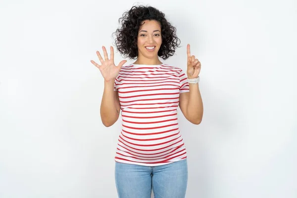 Schwangere Zeigt Mit Finger Nummer Sechs Nach Oben Und Lächelt — Stockfoto