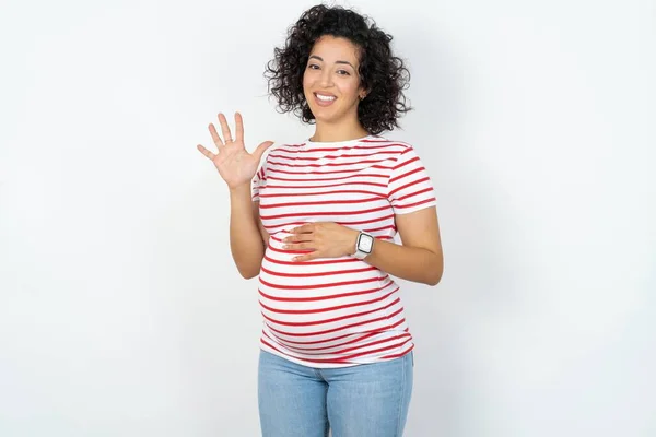 Беременная Женщина Показывается Показывает Пальцами Номер Пять Улыбаясь Уверенно Счастливо — стоковое фото