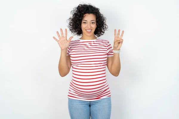Schwangere Zeigt Mit Finger Nummer Acht Nach Oben Und Lächelt — Stockfoto