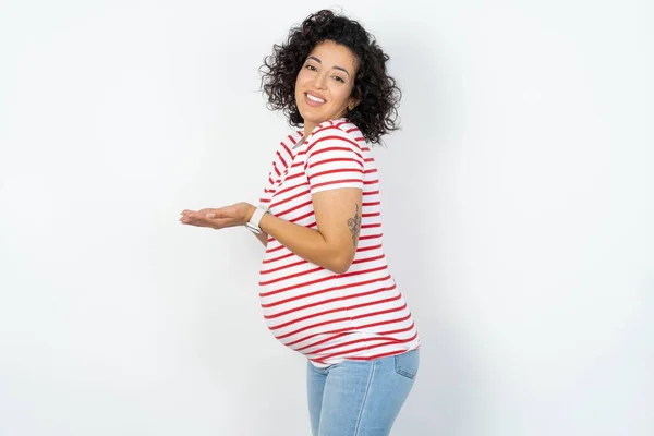 Těhotná Žena Ukazuje Stranou Rukama Otevřenýma Dlaněmi Ukazující Kopírovací Prostor — Stock fotografie