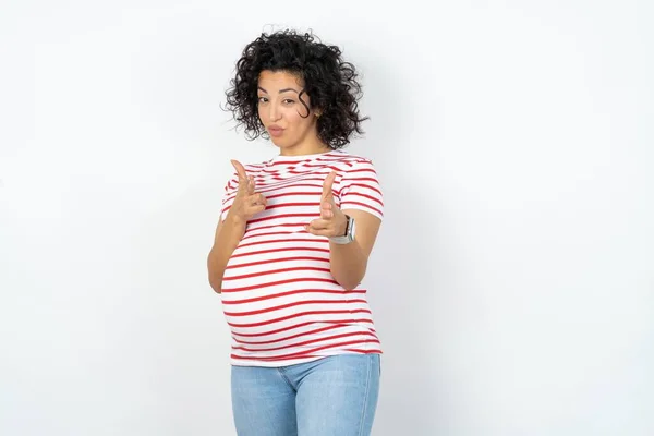 Radosna Kobieta Ciąży Mruga Wskazuje Palcem Wskazującym Kamerę Wybiera Kogoś — Zdjęcie stockowe