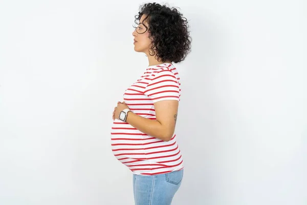 Těhotná Žena Hledá Stranu Relaxovat Profil Pózovat Přirozenou Tváří Sebevědomým — Stock fotografie