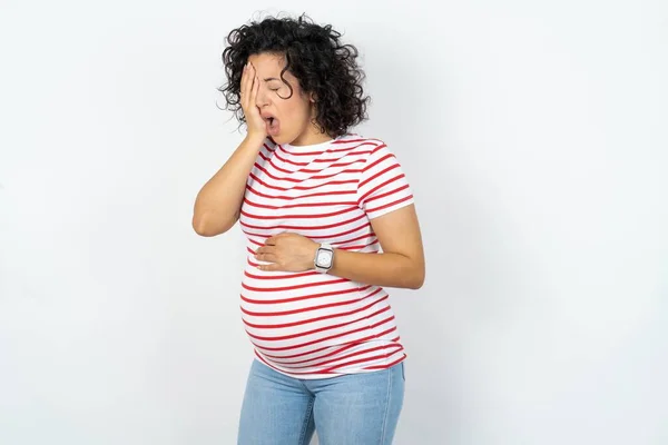 Беременная Женщина Зевает Усталый Покрывая Половину Лица Глаза Рот Рукой — стоковое фото