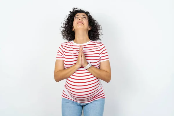 Těhotná Žena Žebrat Modlit Rukama Dohromady Výrazem Naděje Tváři Velmi — Stock fotografie