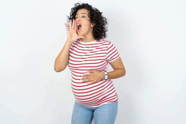 Těhotné Ženy Křičí Křičí Hlasitě Stranu Rukou Ústech Koncept Komunikace — Stock fotografie