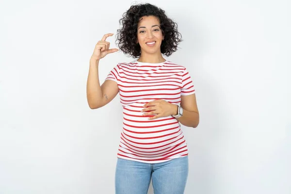 Zwangere Vrouw Glimlachend Zelfverzekerd Gebaar Met Hand Doen Klein Formaat — Stockfoto