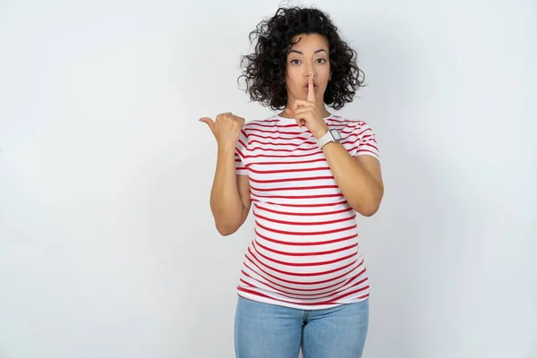 Kobieta Ciąży Prosi Ciszę Palcem Ustach Wskazującym Ręką Bok Cisza — Zdjęcie stockowe